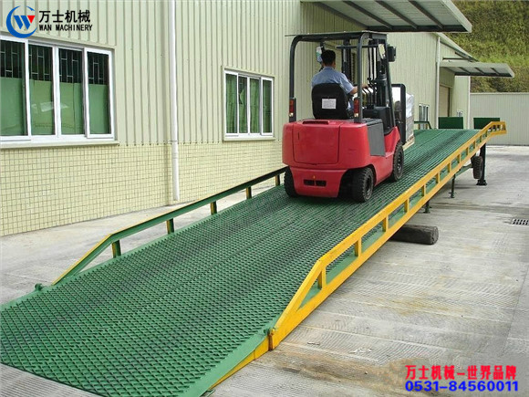 移動(dòng)式液壓登車橋